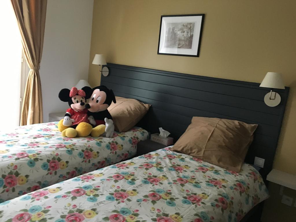 F&B'S Home Disney Serris Kültér fotó